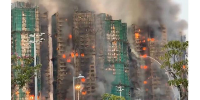 Hong Kong'da Gökdelen Faciası: Yangın 13 Can Aldı, İskele Alevleri Körükledi